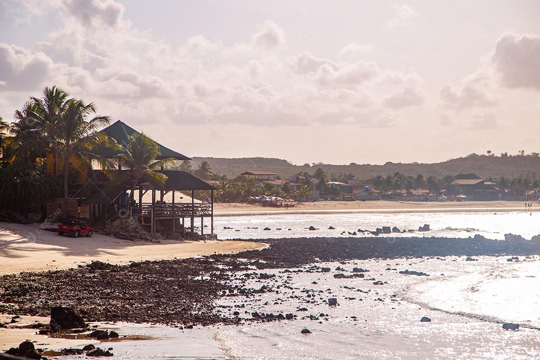 Praia em beira mar de cidade em dia ensolarado