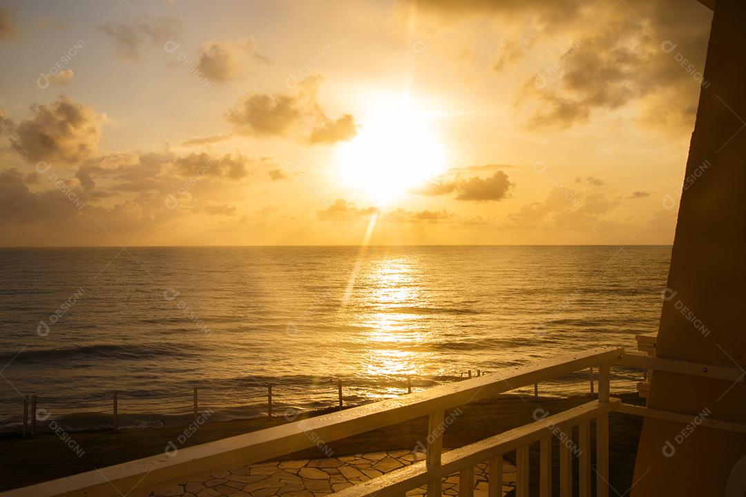 Fim de tarde sol se pondo com vista do mar em cima de ponte