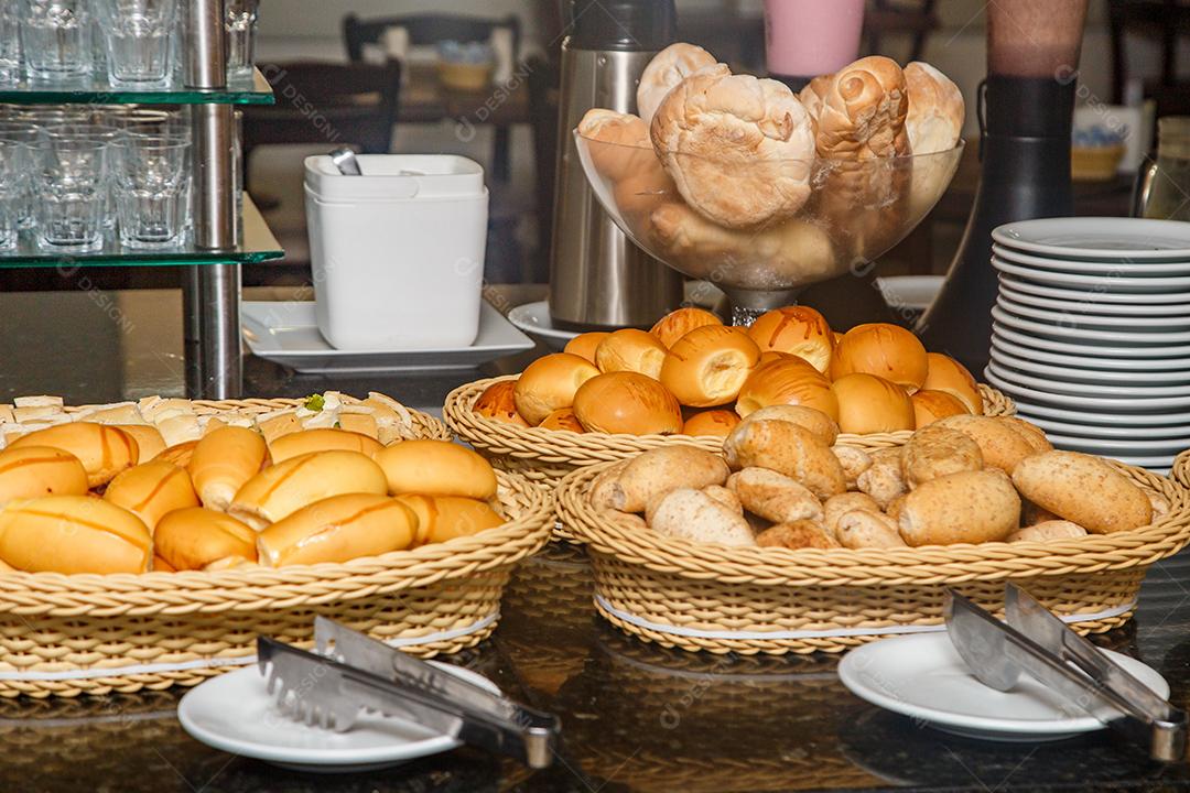 Padaria com pães e massas a amostra para clientes