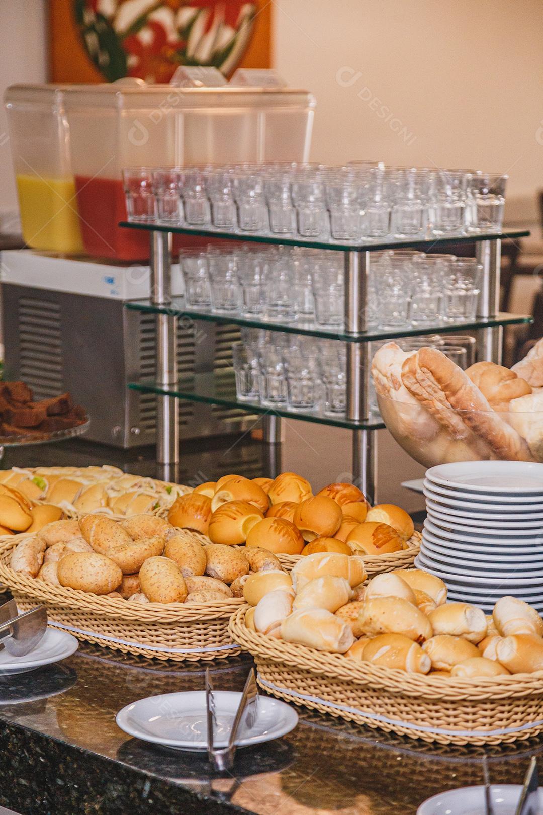 Padaria com pães e massas a amostra para clientes