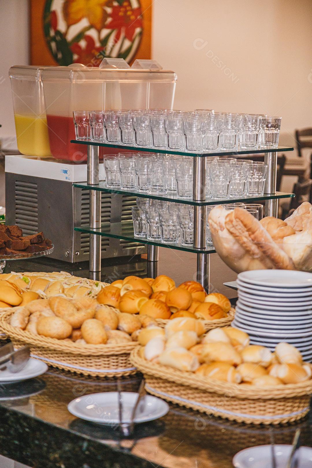 Padaria com pães e massas a amostra para clientes