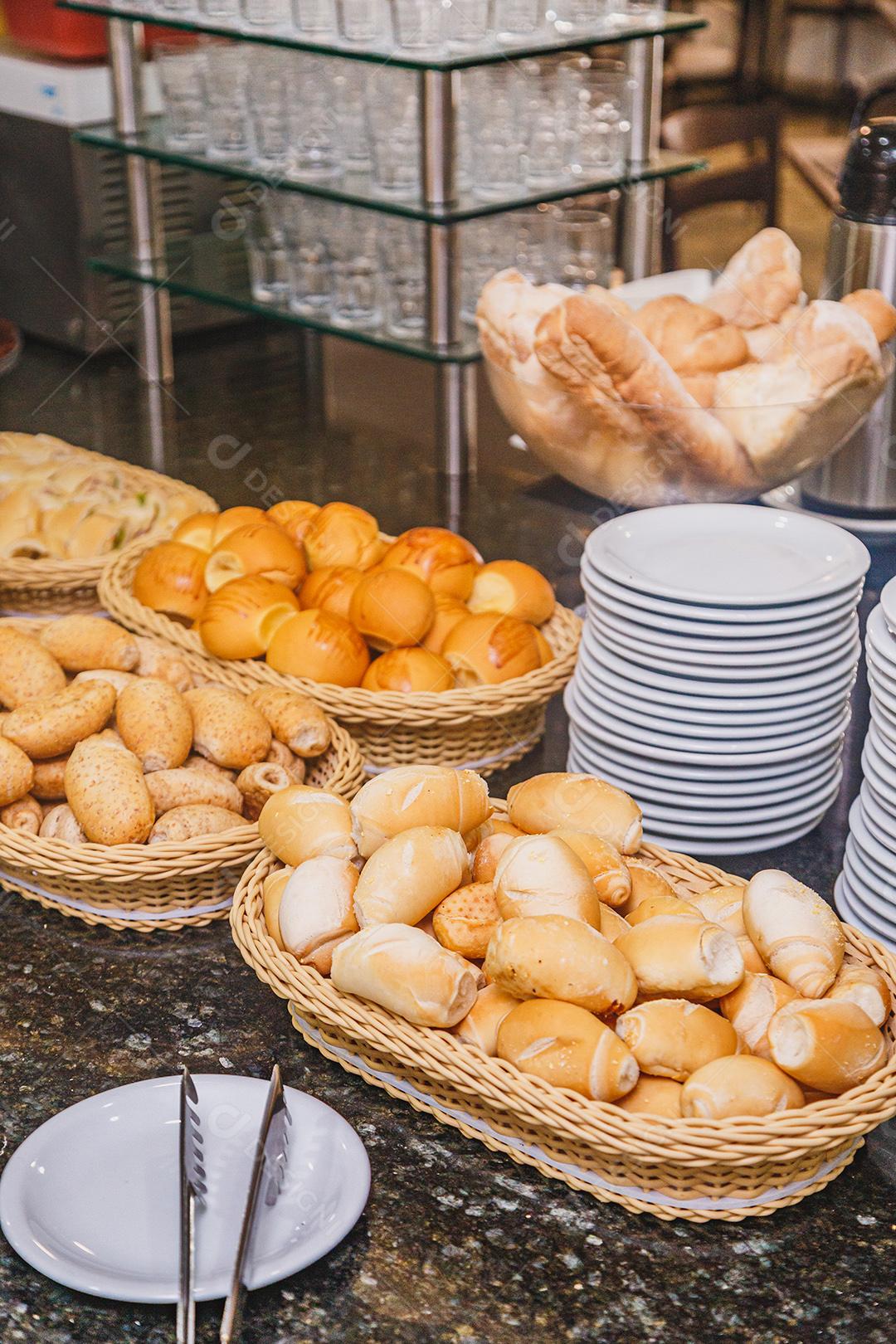 Padaria com pães e massas a amostra para clientes