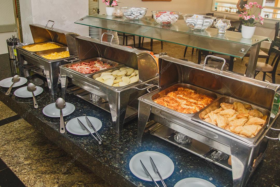 Padaria com pães e massas e variedade a amostra para clientes