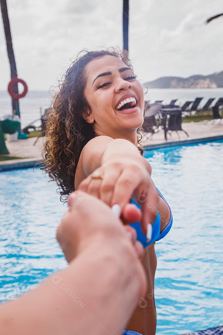 mulher afro puxando o namorado ou marido pela mão