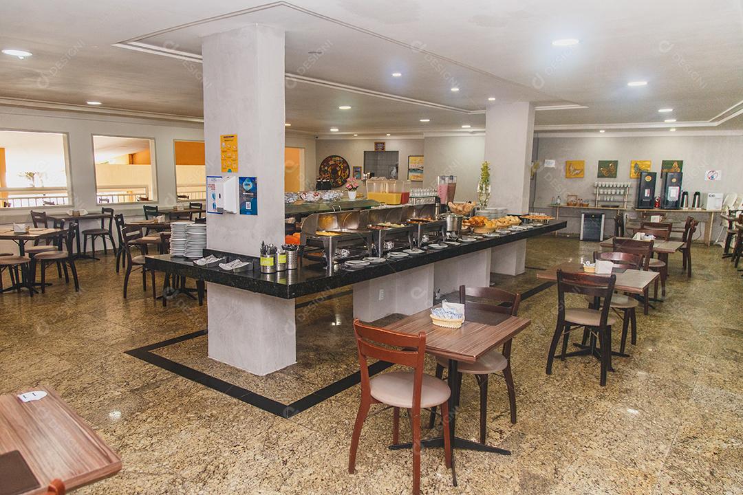Café da manhã do hotel com frutas e banquetes