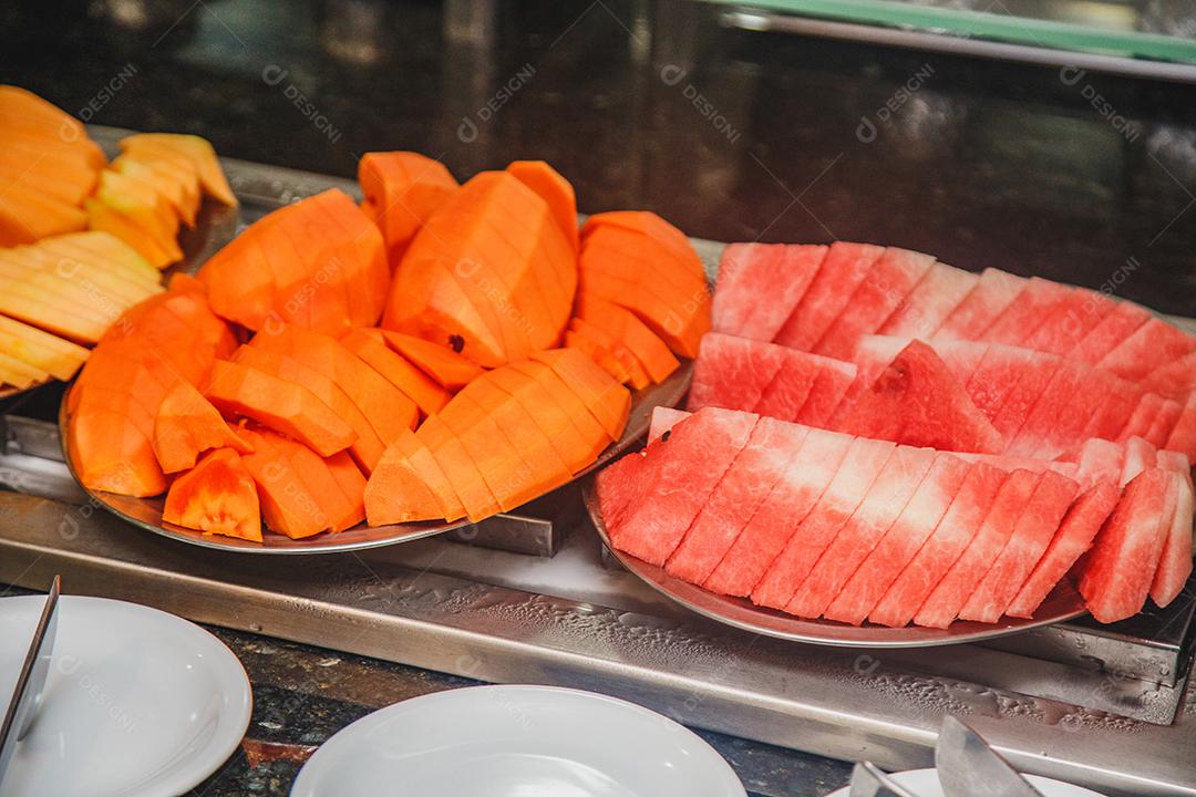 Café da manhã do hotel com frutas e banquetes