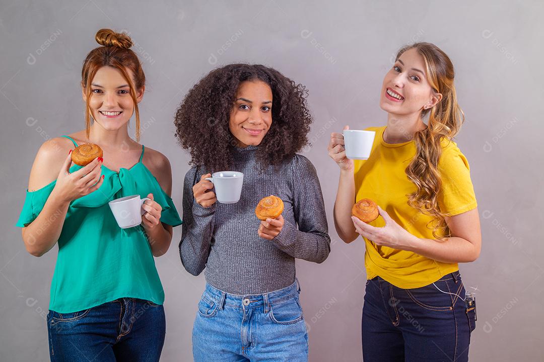 amigos no chá da tarde comendo rosquinhas e tomando café com leite