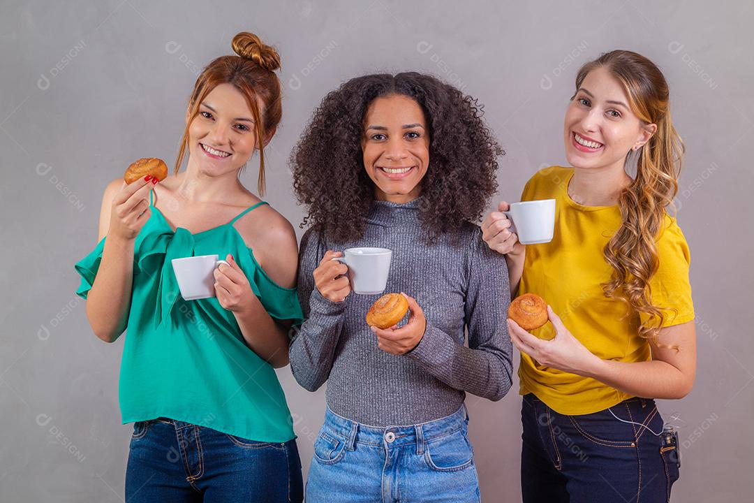 amigos no chá da tarde comendo rosquinhas e tomando café com leite