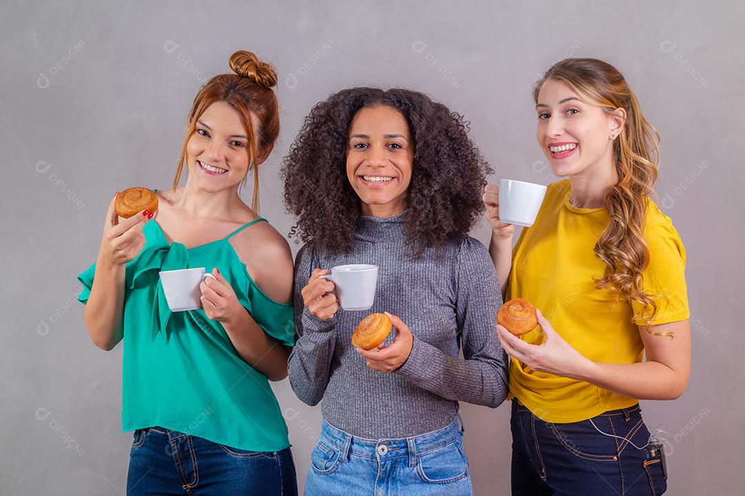 amigos no chá da tarde comendo rosquinhas e tomando café com leite
