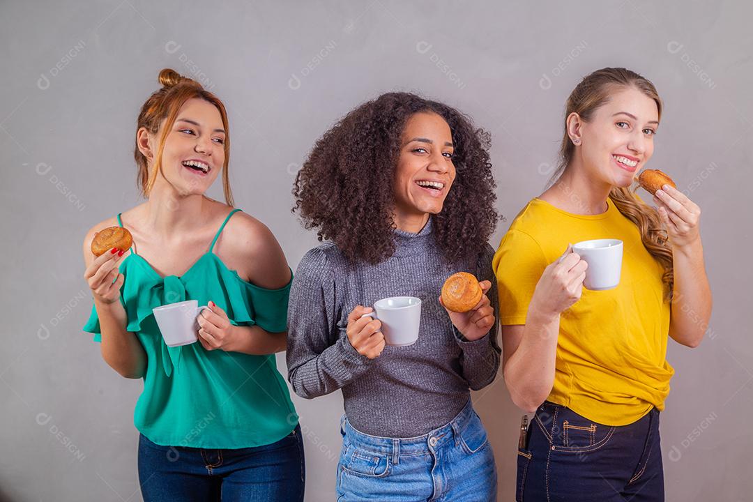 amigos no chá da tarde comendo rosquinhas e tomando café com leite