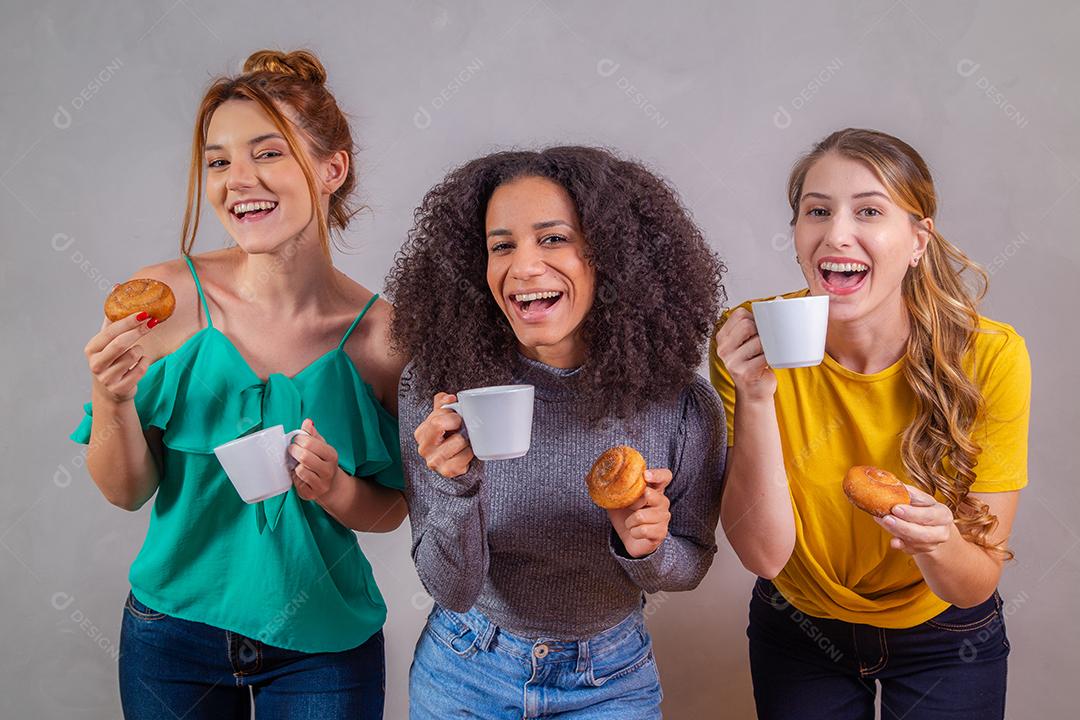 amigos no chá da tarde comendo rosquinhas e tomando café com leite