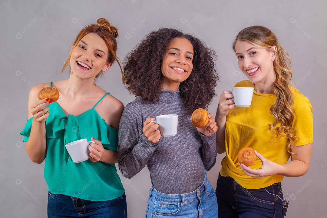 amigos no chá da tarde comendo rosquinhas e tomando café com leite