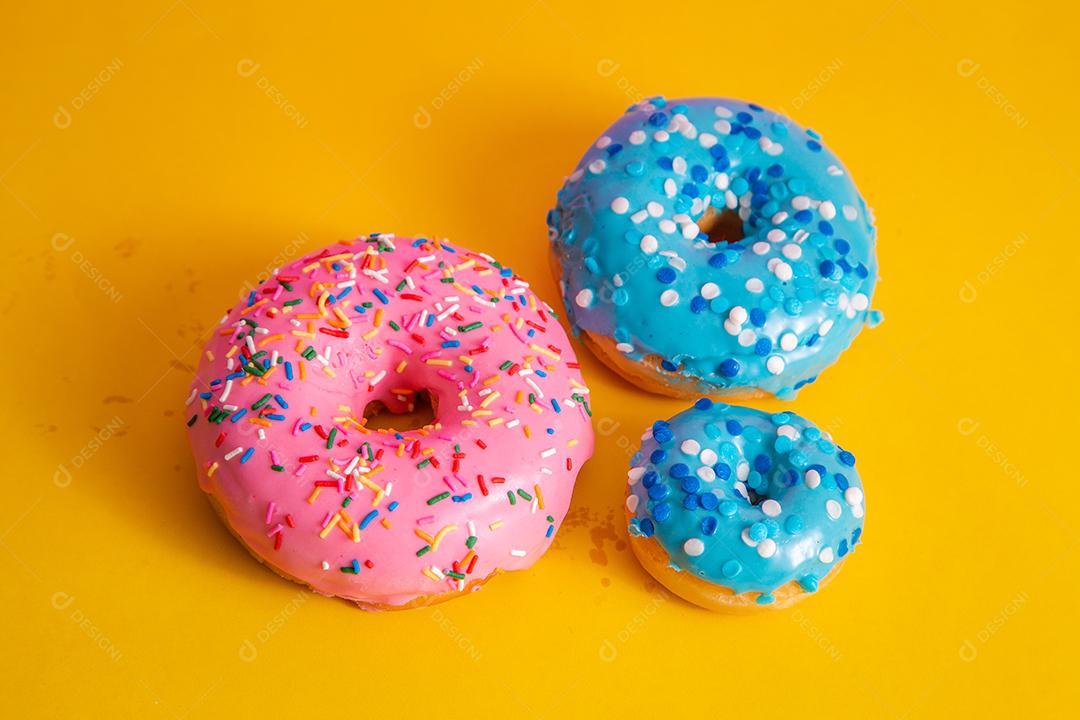 deliciosos donuts para colorir em fundo amarelo