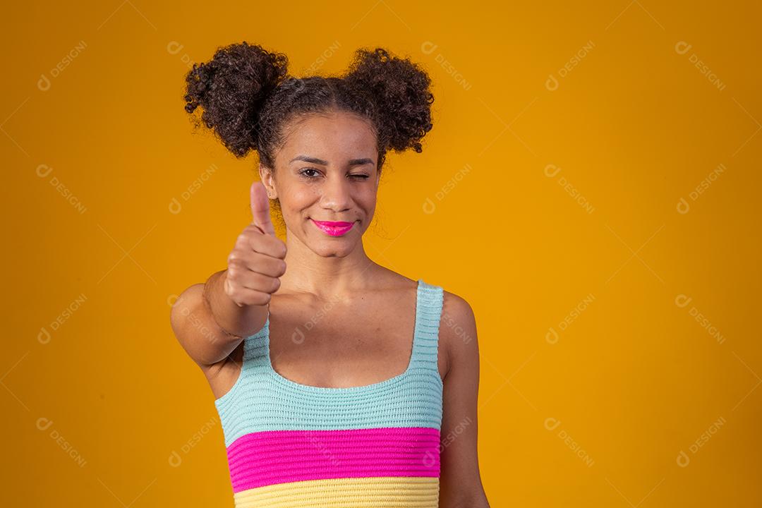 Bela Jovem Afro com sinal de beleza e polegares para cima