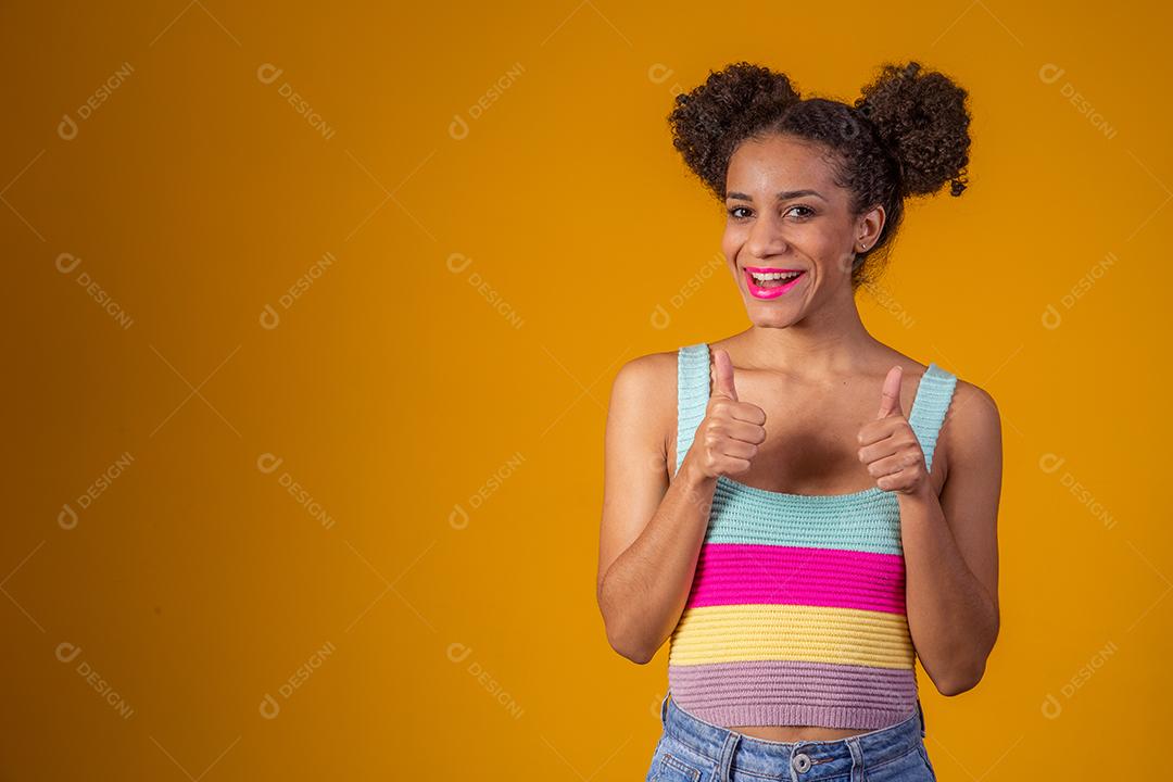 Bela Jovem Afro com sinal de beleza e polegares para cima