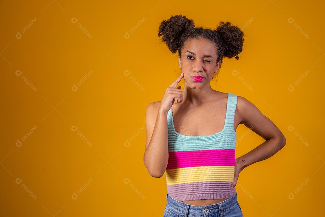 Linda Jovem Afro pensando