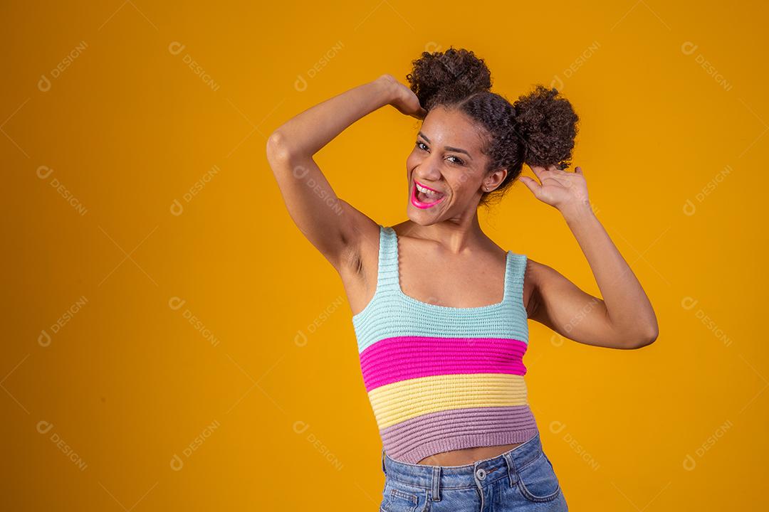 Linda Jovem Afro pensando