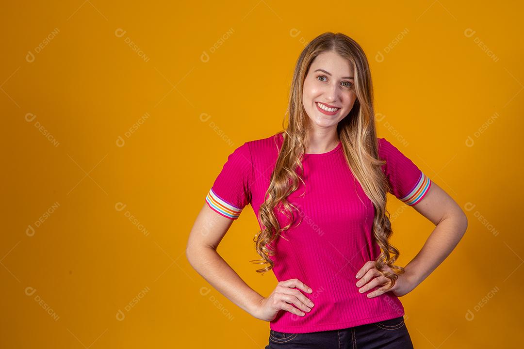 Linda Mulher Loira Sorrindo Olhando para a Câmera