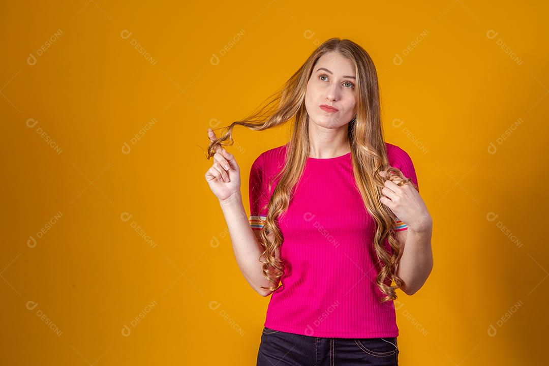 Linda Mulher Loira Sorrindo pensando