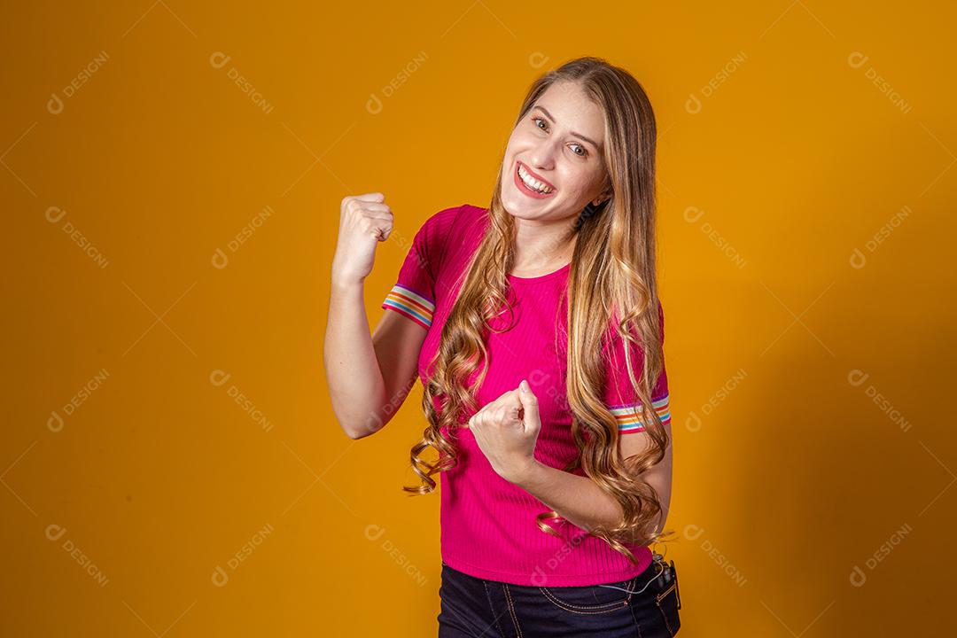 Linda Mulher Loira Sorrindo animada