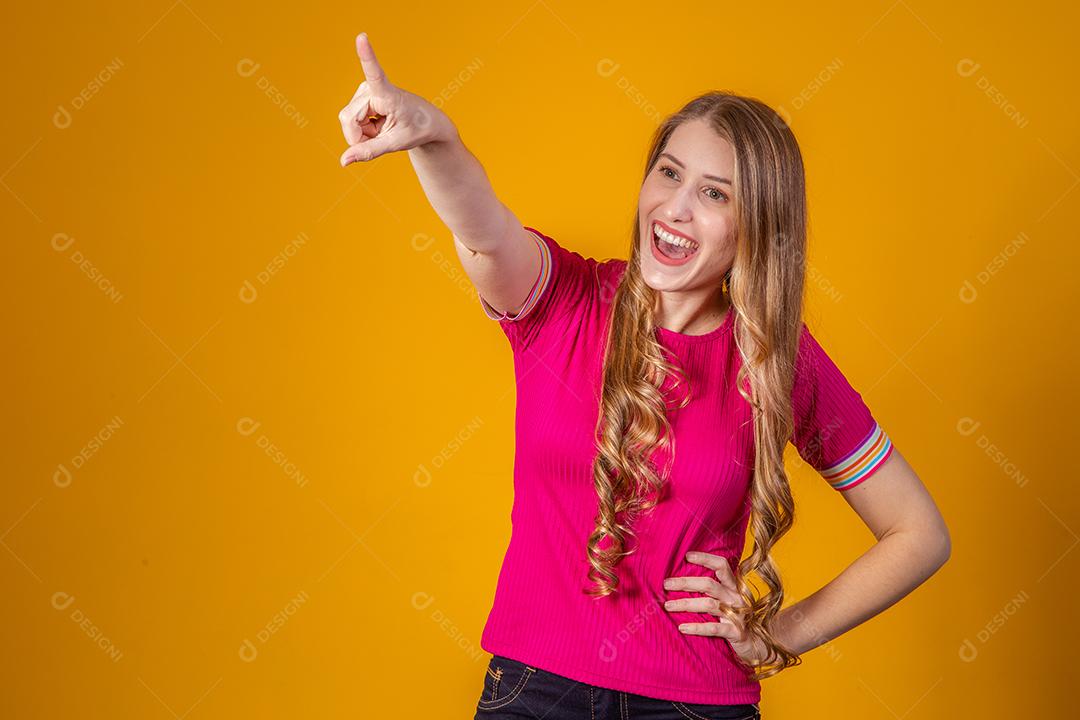 Linda Mulher Loira Sorrindo animada