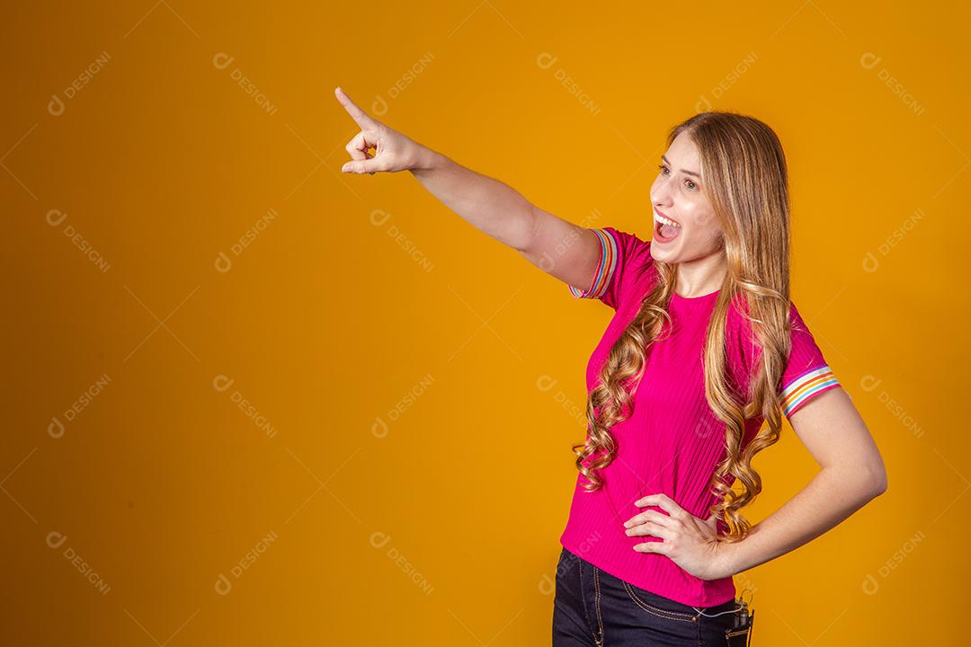 Linda Mulher Loira Sorrindo animada