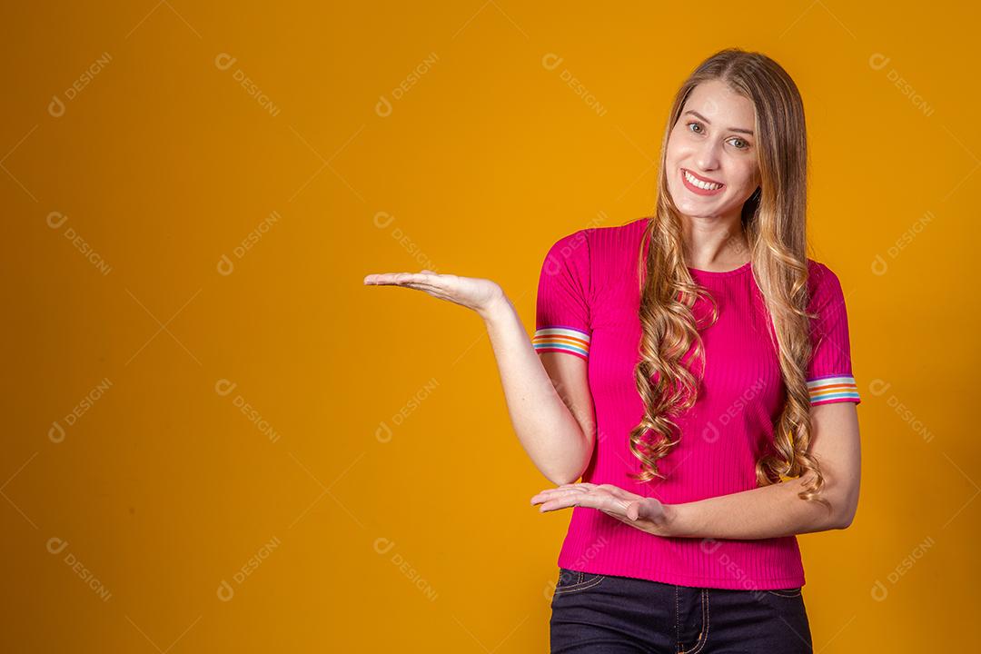 Linda Mulher Loira Sorrindo