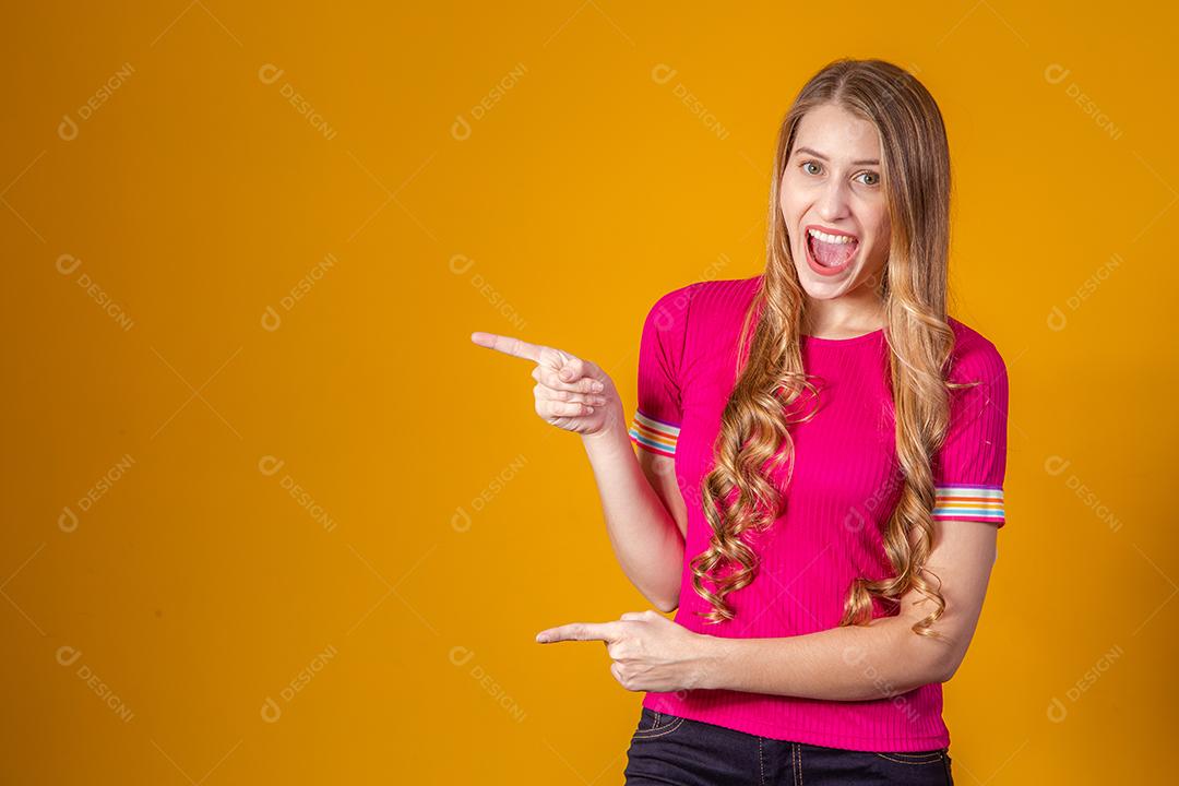 Linda Mulher Loira Sorrindo animada