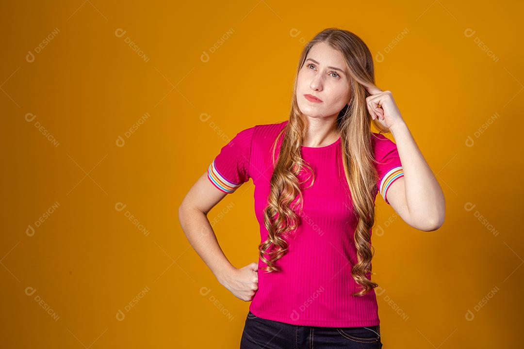 Linda Mulher Loira pensando