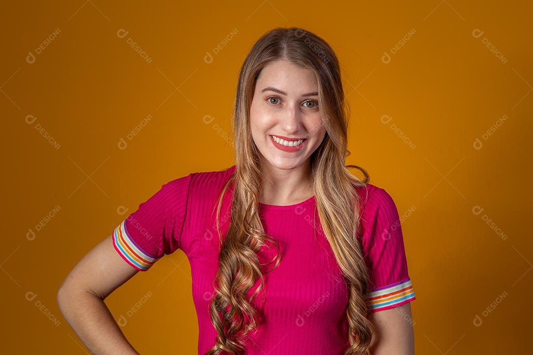 Linda Mulher Loira Sorrindo Olhando para a Câmera