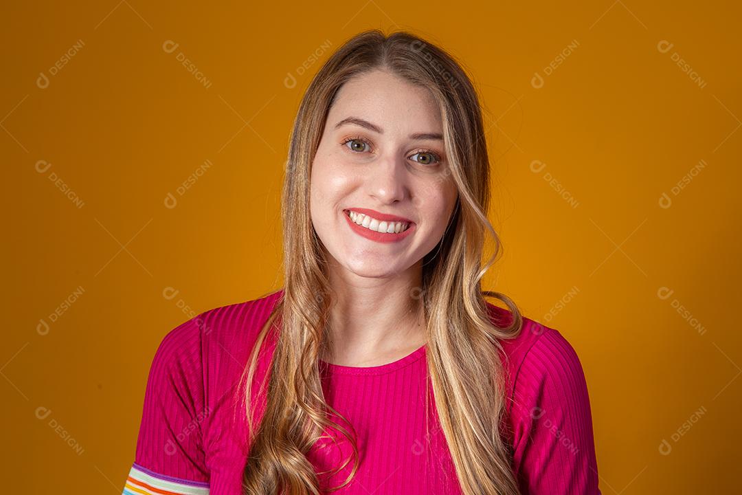 Linda Mulher Loira Sorrindo Olhando para a Câmera