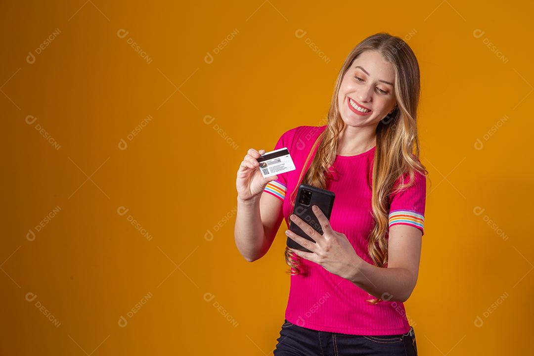 Jovem Comprando Online com Cartão de Crédito por Telefone