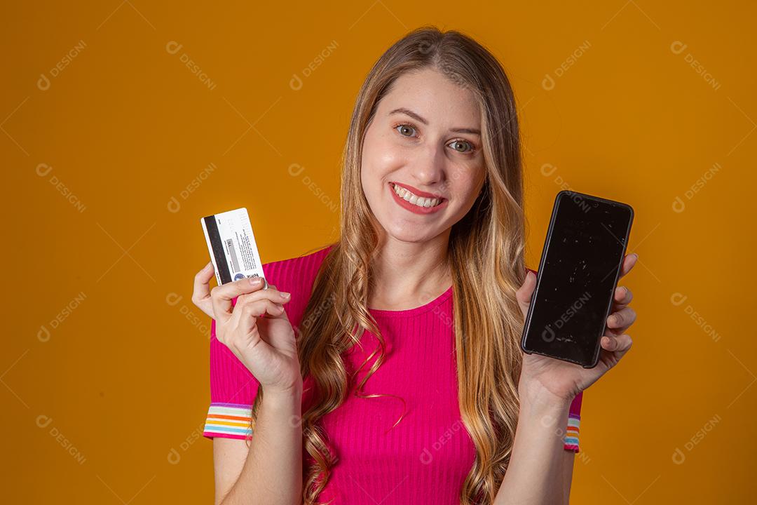 Jovem Comprando Online com Cartão de Crédito por Telefone