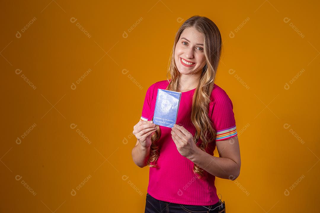 Linda Jovem Ruiva com Carteira de Trabalho