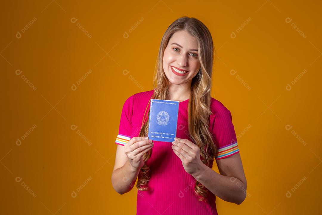 Linda Jovem Ruiva com Carteira de Trabalho