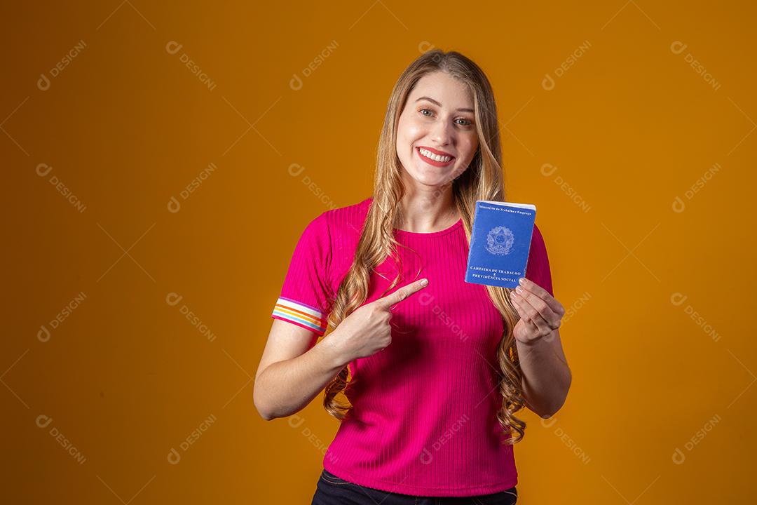 Linda Jovem Ruiva com Carteira de Trabalho