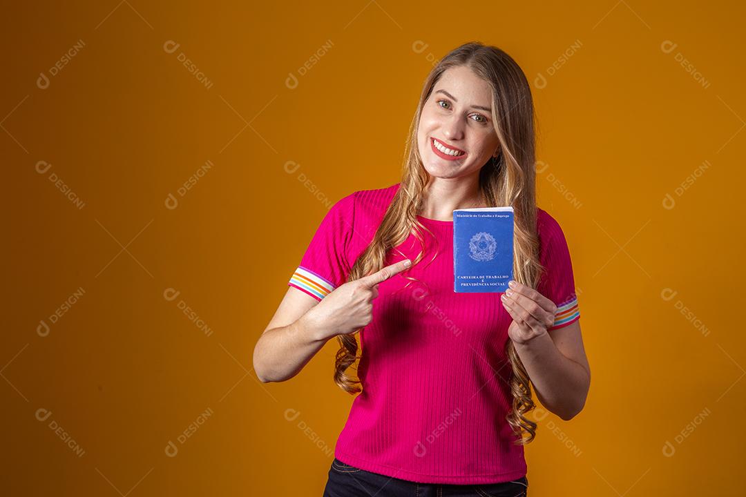 Linda Jovem Loira com Carteira de Trabalho