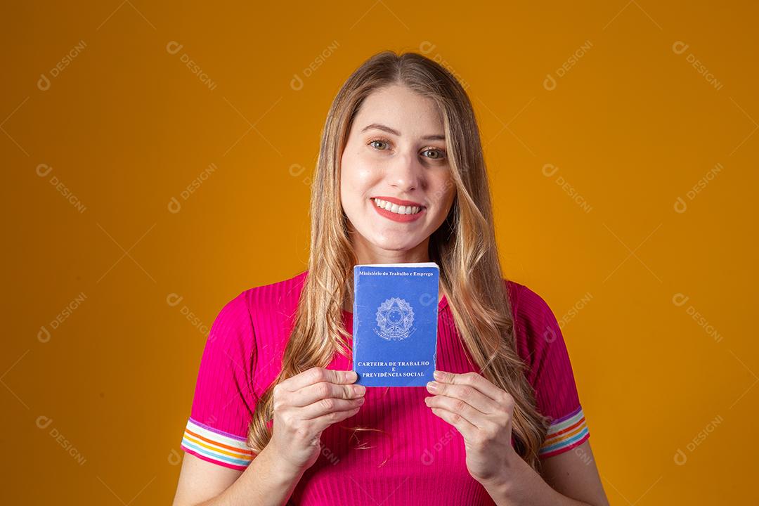 Linda Jovem Loira com Carteira de Trabalho