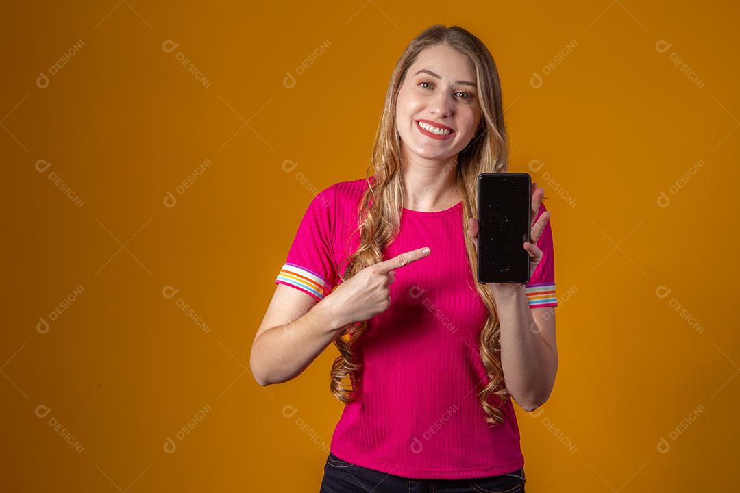 Linda Jovem Loira com celular