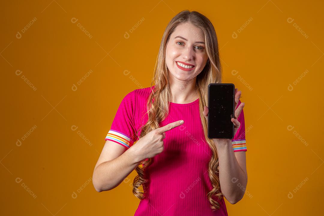 Linda Jovem Loira com celular
