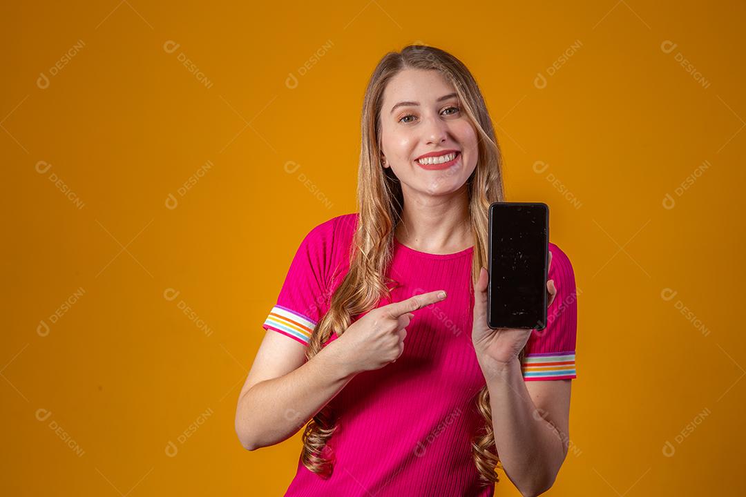 Linda Jovem Loira com celular