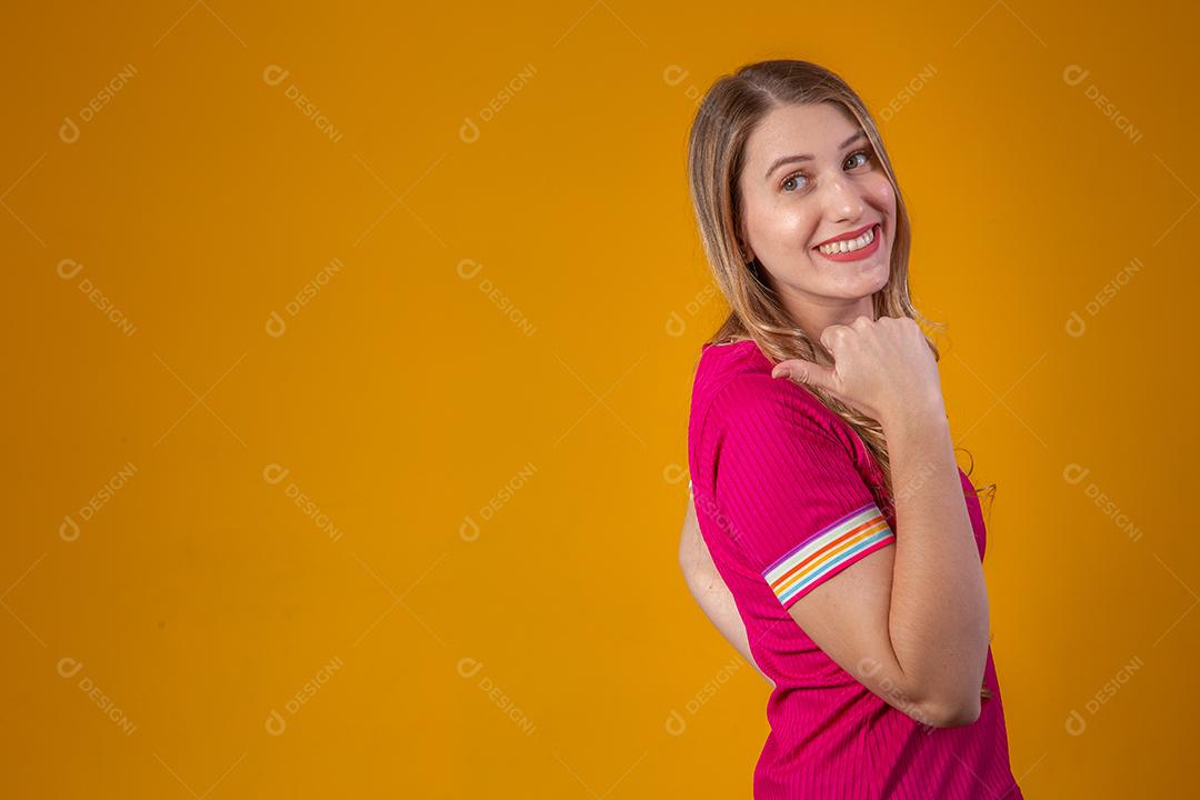 Mulher Loira Jovem sorrindo