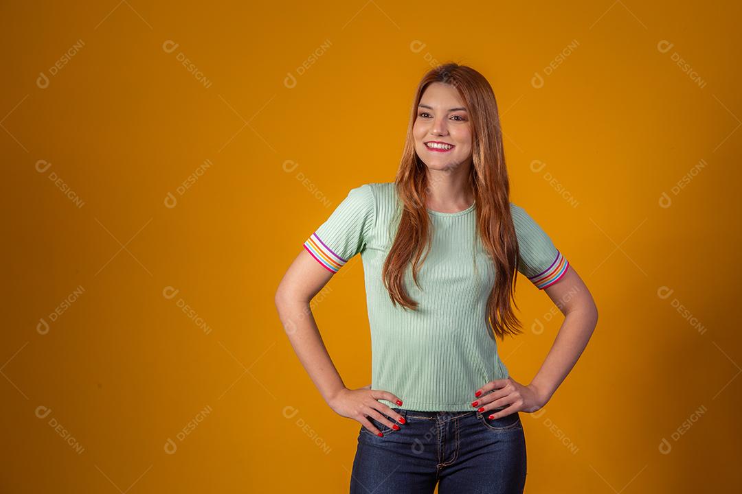 Jovem Ruiva Sorrindo Olhando para a Câmera