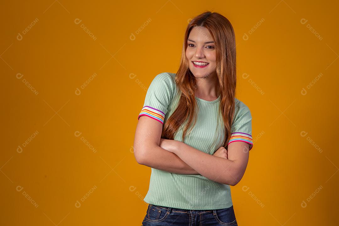 Jovem Ruiva Sorrindo Olhando para a Câmera