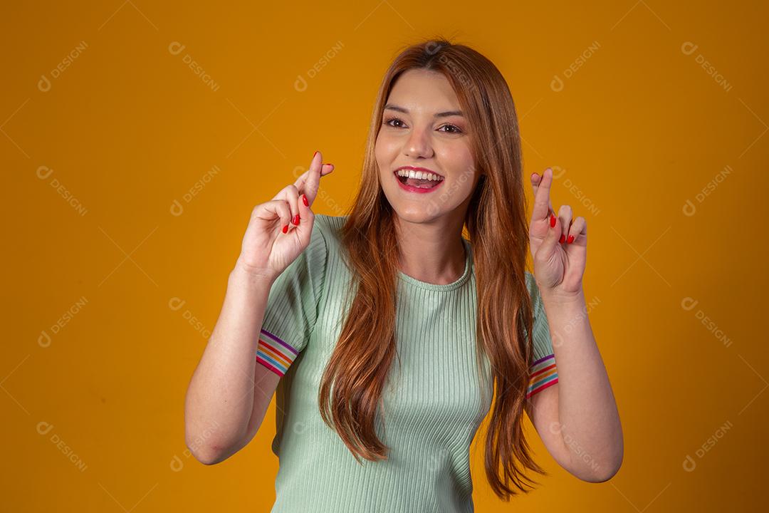 Linda Mulher Jovem com dedos Cruzados.Sorte