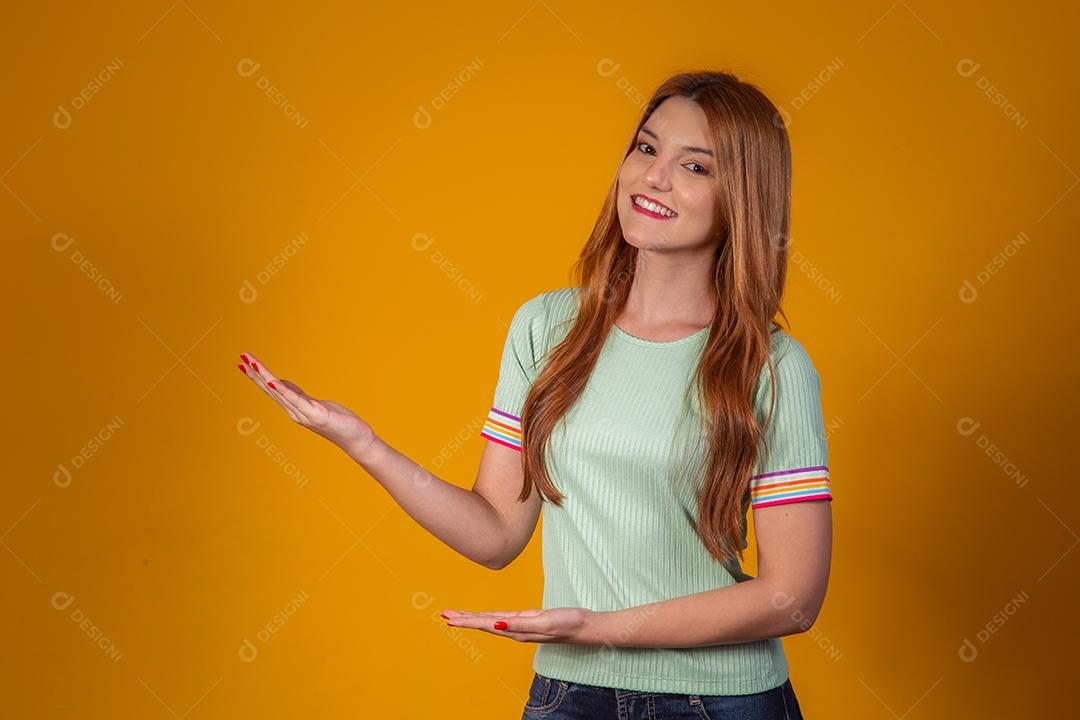 Jovem ruiva apontando no espaço livre