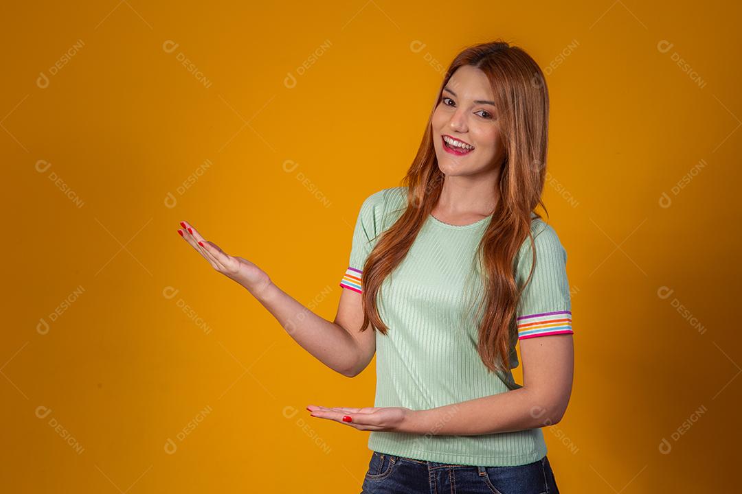 Jovem ruiva apontando no espaço livre