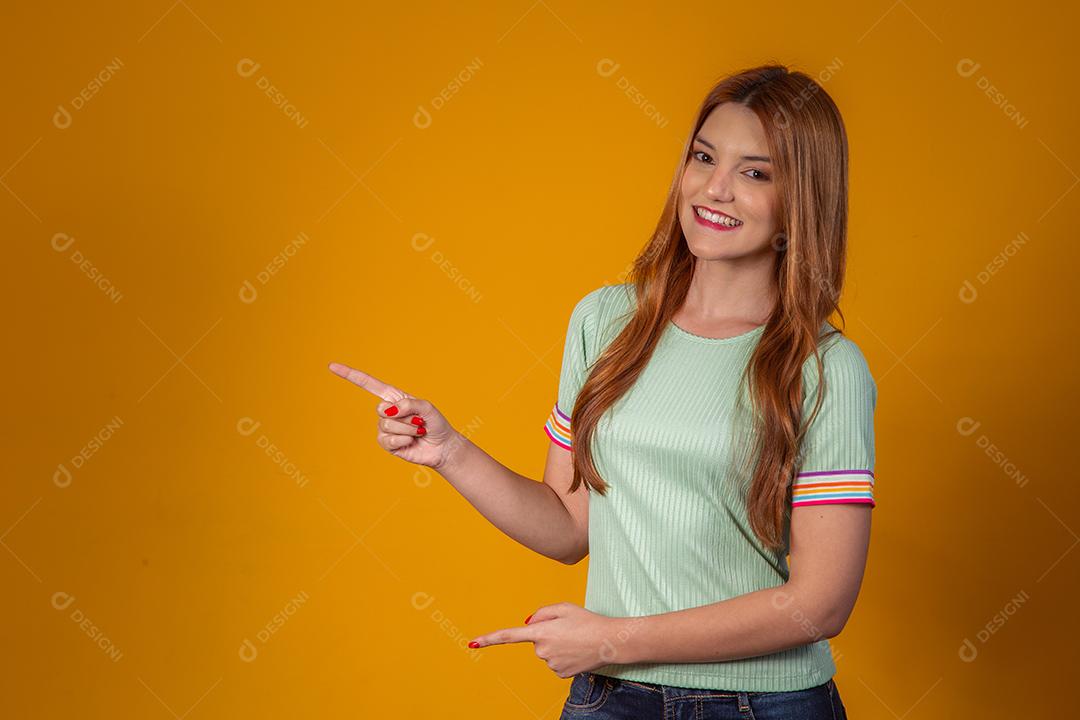 Jovem ruiva apontando no espaço livre