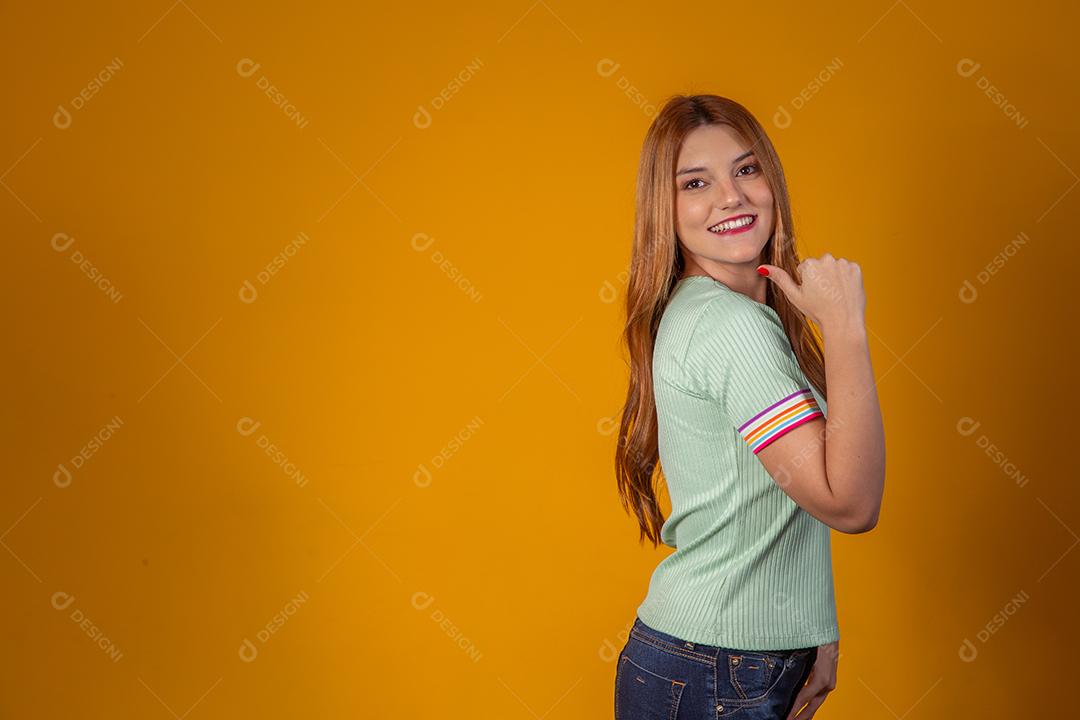 Jovem ruiva sorrindo