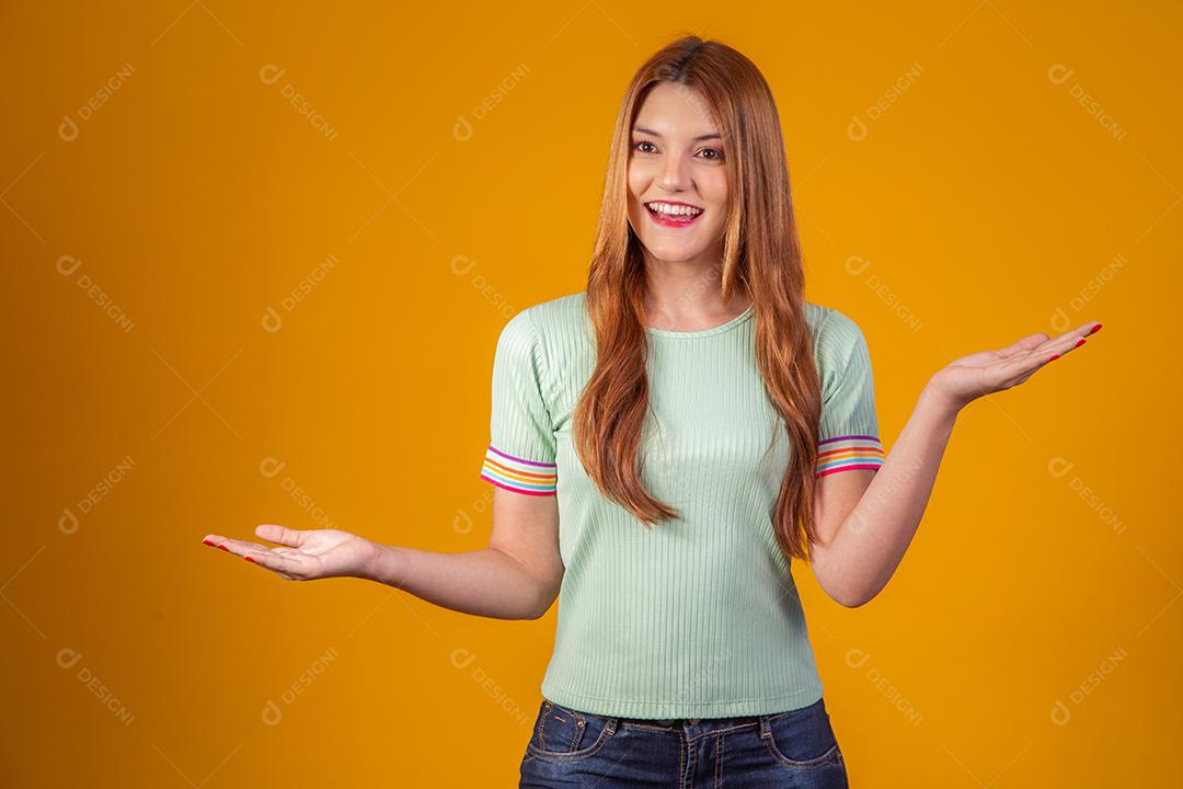 Jovem ruiva apontando no espaço livre